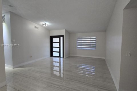 House in Miami, Florida 4 bedrooms, 166.02 sq.m. № 2025174 - photo 18