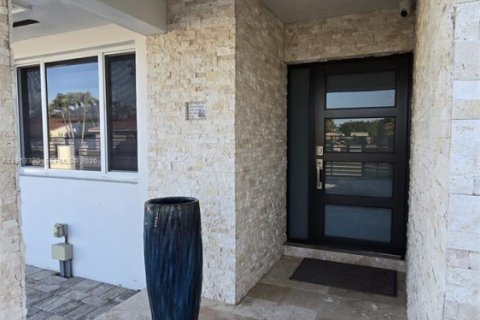 House in Miami, Florida 4 bedrooms, 166.02 sq.m. № 2025174 - photo 11
