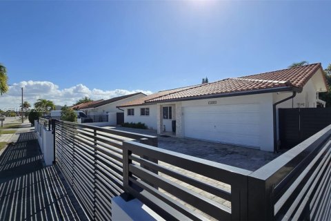 House in Miami, Florida 4 bedrooms, 166.02 sq.m. № 2025174 - photo 8