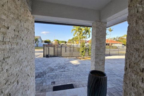House in Miami, Florida 4 bedrooms, 166.02 sq.m. № 2025174 - photo 12