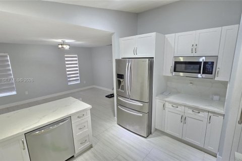 House in Miami, Florida 4 bedrooms, 166.02 sq.m. № 2025174 - photo 23