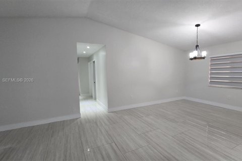 House in Miami, Florida 4 bedrooms, 166.02 sq.m. № 2025174 - photo 30