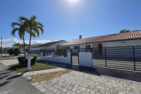 House in Miami, Florida 4 bedrooms, 166.02 sq.m. № 2025174 - photo 5