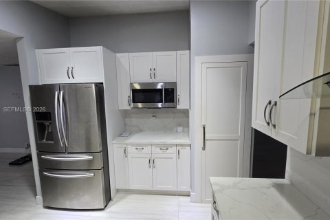 House in Miami, Florida 4 bedrooms, 166.02 sq.m. № 2025174 - photo 22