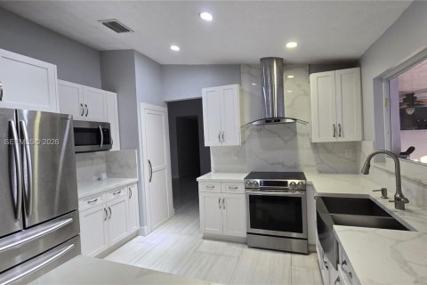 House in Miami, Florida 4 bedrooms, 166.02 sq.m. № 2025174 - photo 26