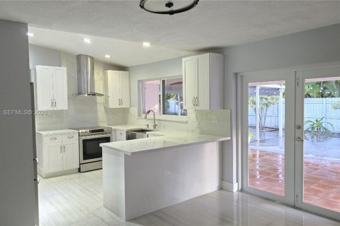 House in Miami, Florida 4 bedrooms, 166.02 sq.m. № 2025174 - photo 27