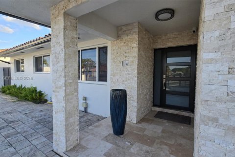 House in Miami, Florida 4 bedrooms, 166.02 sq.m. № 2025174 - photo 10
