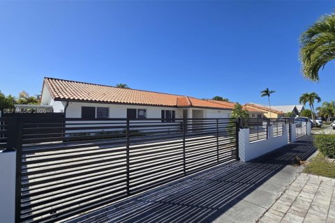 House in Miami, Florida 4 bedrooms, 166.02 sq.m. № 2025174 - photo 9