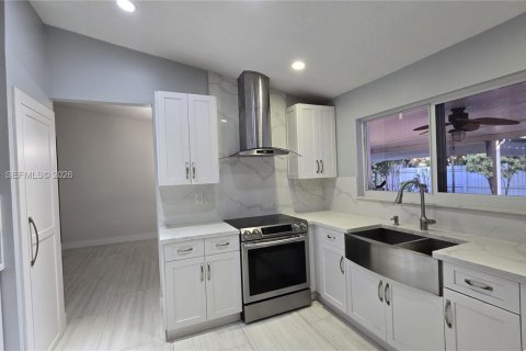 House in Miami, Florida 4 bedrooms, 166.02 sq.m. № 2025174 - photo 20