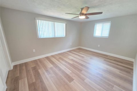 House in New Port Richey, Florida 3 bedrooms, 127.09 sq.m. № 2157438 - photo 23