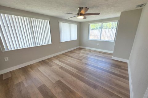 House in New Port Richey, Florida 3 bedrooms, 127.09 sq.m. № 2157438 - photo 27