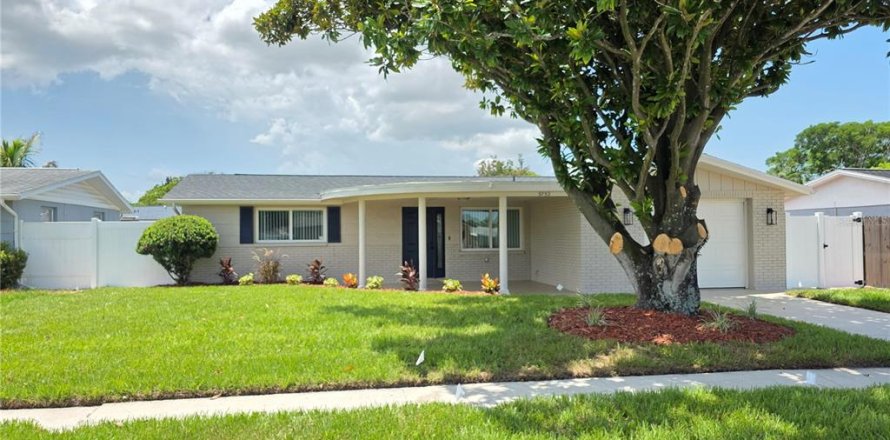 House in New Port Richey, Florida 3 bedrooms, 127.09 sq.m. № 2157438