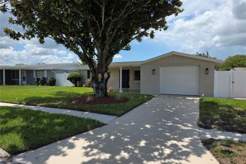House in New Port Richey, Florida 3 bedrooms, 127.09 sq.m. № 2157438 - photo 7