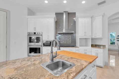 House in Apollo Beach, Florida 4 bedrooms, 340.86 sq.m. № 2221959 - photo 9
