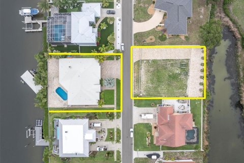 House in Apollo Beach, Florida 4 bedrooms, 340.86 sq.m. № 2221959 - photo 3