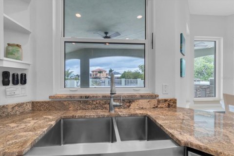 House in Apollo Beach, Florida 4 bedrooms, 340.86 sq.m. № 2221959 - photo 8