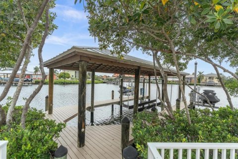 House in Apollo Beach, Florida 4 bedrooms, 340.86 sq.m. № 2221959 - photo 30
