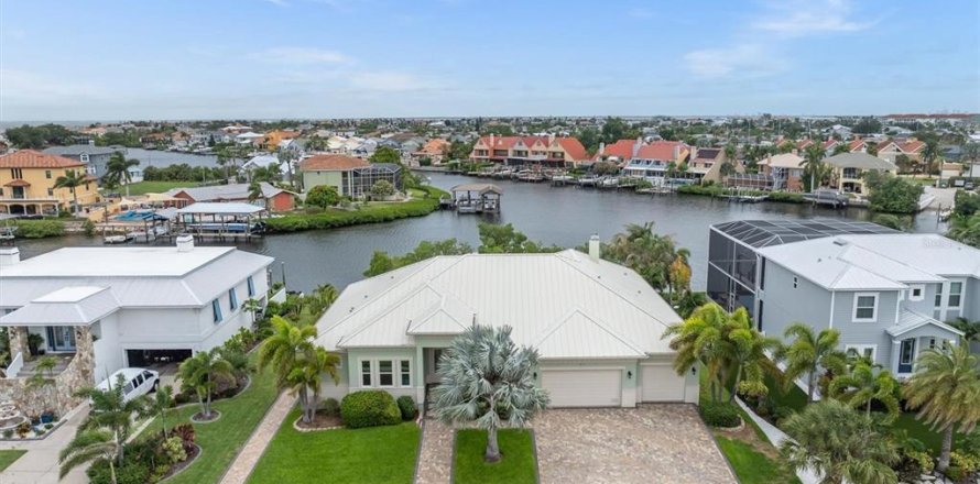 House in Apollo Beach, Florida 4 bedrooms, 340.86 sq.m. № 2221959
