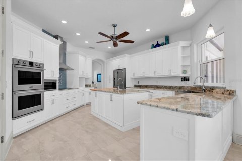 House in Apollo Beach, Florida 4 bedrooms, 340.86 sq.m. № 2221959 - photo 6