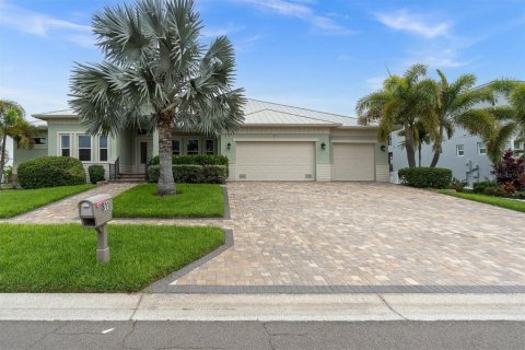 House in Apollo Beach, Florida 4 bedrooms, 340.86 sq.m. № 2221959 - photo 2