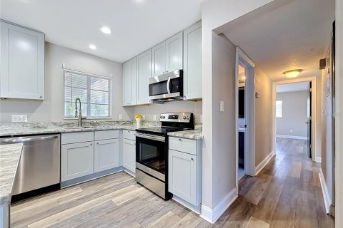House in Tampa, Florida 4 bedrooms, 137.96 sq.m. № 2116383 - photo 12