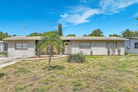 House in Tampa, Florida 4 bedrooms, 137.96 sq.m. № 2116383 - photo 3