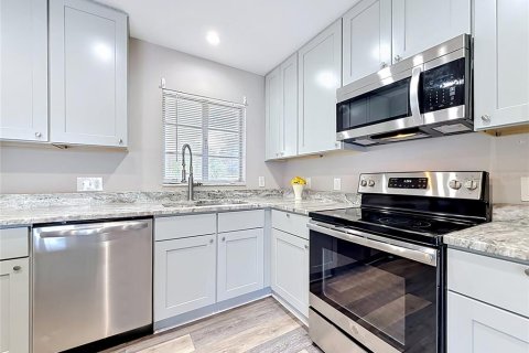 House in Tampa, Florida 4 bedrooms, 137.96 sq.m. № 2116383 - photo 11