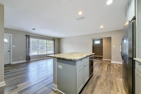 House in Tampa, Florida 4 bedrooms, 137.96 sq.m. № 2116383 - photo 13