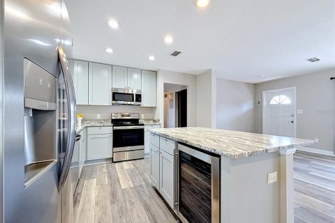 House in Tampa, Florida 4 bedrooms, 137.96 sq.m. № 2116383 - photo 10