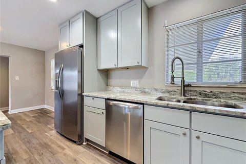 House in Tampa, Florida 4 bedrooms, 137.96 sq.m. № 2116383 - photo 9