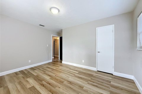 House in Tampa, Florida 4 bedrooms, 137.96 sq.m. № 2116383 - photo 27