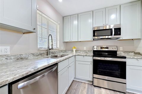 House in Tampa, Florida 4 bedrooms, 137.96 sq.m. № 2116383 - photo 16