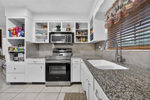 Купить виллу или дом в Сарасота, Флорида 11 комнат, 147.53м2, № 2277179 - фото 9