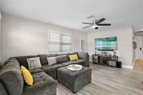 House in Fort Myers, Florida 2 bedrooms, 99.13 sq.m. № 1602373 - photo 5