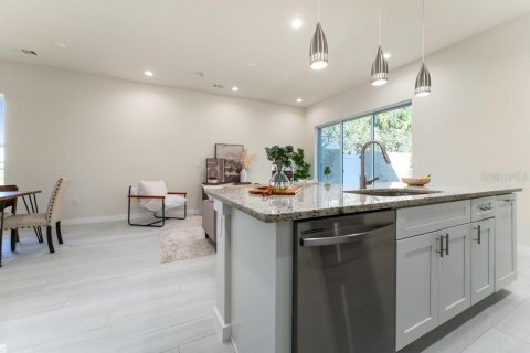 Adosado en venta en Kissimmee, Florida, 5 dormitorios, 189.89 m2 № 2150176 - foto 13