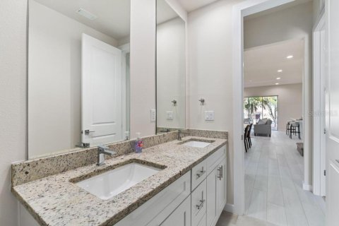 Adosado en venta en Kissimmee, Florida, 5 dormitorios, 189.89 m2 № 2150176 - foto 16