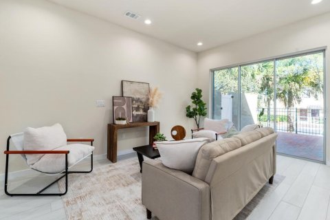 Adosado en venta en Kissimmee, Florida, 5 dormitorios, 189.89 m2 № 2150176 - foto 8
