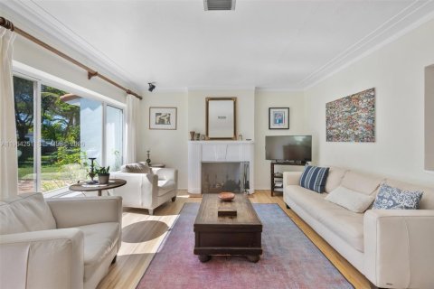 House in Miami Shores, Florida 3 bedrooms, 179.95 sq.m. № 2026872 - photo 15