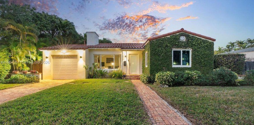 House in Miami Shores, Florida 3 bedrooms, 179.95 sq.m. № 2026872