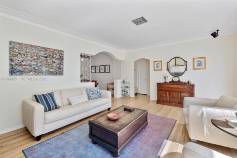 House in Miami Shores, Florida 3 bedrooms, 179.95 sq.m. № 2026872 - photo 17