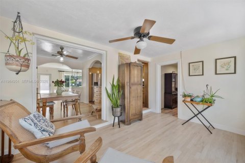 House in Miami Shores, Florida 3 bedrooms, 179.95 sq.m. № 2026872 - photo 23