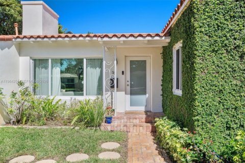 House in Miami Shores, Florida 3 bedrooms, 179.95 sq.m. № 2026872 - photo 13