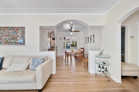 House in Miami Shores, Florida 3 bedrooms, 179.95 sq.m. № 2026872 - photo 18