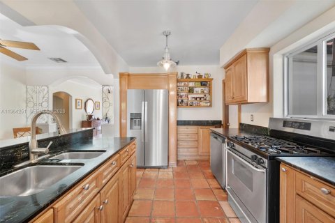 House in Miami Shores, Florida 3 bedrooms, 179.95 sq.m. № 2026872 - photo 24