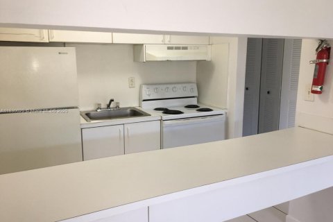 Condo in Miami Gardens, Florida  № 1809784 - photo 7