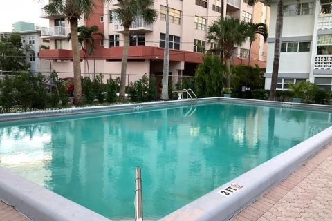 Copropriété à vendre à Hallandale Beach, Floride: 1 chambre, 69.68 m2 № 1943864 - photo 30