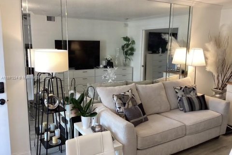 Condo in Hallandale Beach, Florida, 1 bedroom  № 1943864 - photo 9