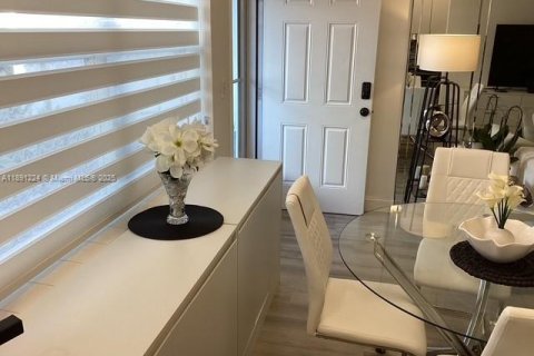 Condo in Hallandale Beach, Florida, 1 bedroom  № 1943864 - photo 6