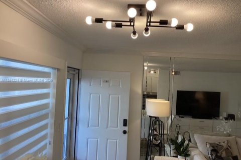Condo in Hallandale Beach, Florida, 1 bedroom  № 1943864 - photo 7