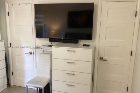 Condo in Hallandale Beach, Florida, 1 bedroom  № 1943864 - photo 17